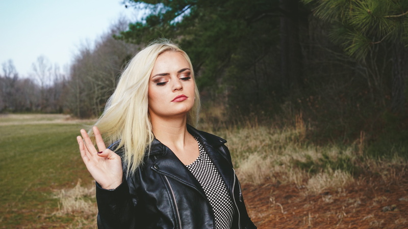 5K, lifestyles, land, fun, nature, front view, holding, fashion, life, looking, beauty, hair, girl, female, green, real people, blonde, eyes, leisure activity