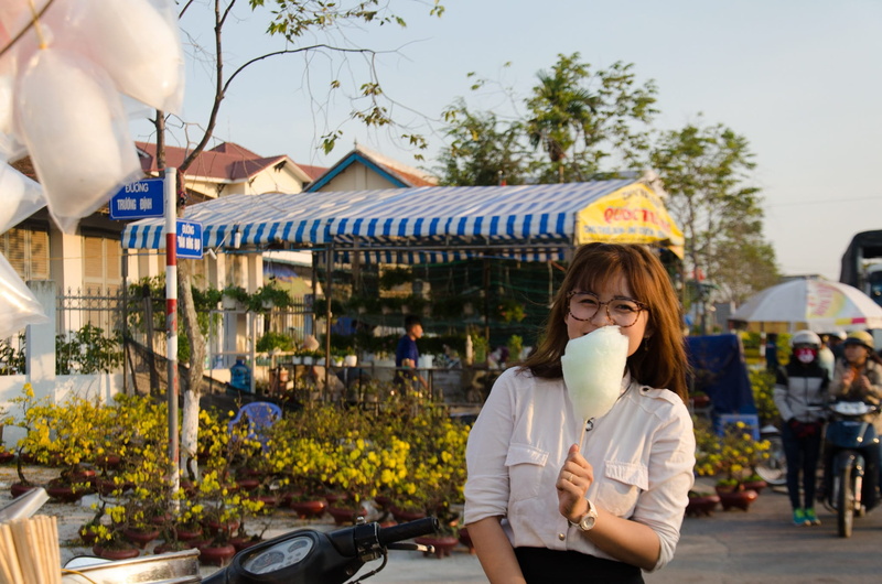 smiling, waist up, fashion, architecture, cotton candy, adult, high, 1080P, shy, lovely, asia, front view, retail, lifestyles, white skin, business, cotton wool