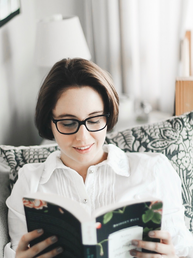 real people, lifestyles, beauitful, furniture, bokeh, wireless technology, holding, adult, couch, front view, portrait, house, smiling, book, open, woman