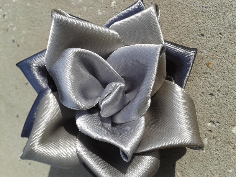 ribbon, day, flooring, high angle view, pair, pattern, rose, metal, sunlight, no people, compatibility, grey, directly above, 2K, kanzashi, silver, close-up