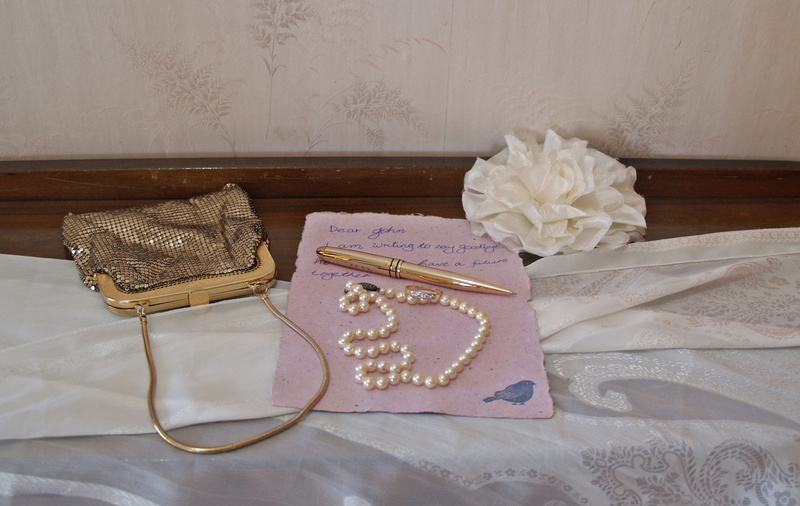 purse, romantic, container, personal accessory, sad, shiny, jewelry, gold, broken engagement, publication, pillow, textile, pen, end, engagement, relationship
