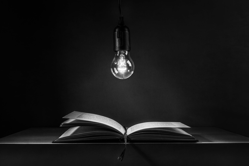 учение - свет, light bulb, Ute Scherhag, teaching - light, book, ignorance - darkness, неучение - тьма, 1080P