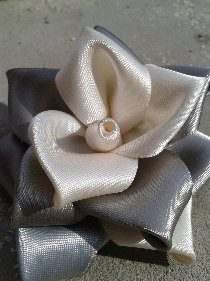 seat, security, white, silver, pattern, brooch, 2K, mode of transportation, ribbon, rose, kanzashi, clothing, close-up, transportation, protection, white color