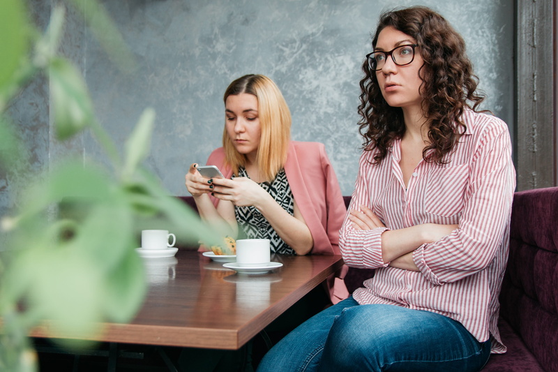 cafe, communication, casual clothing, meeting, phone, sofa, coffee, food and drink, wireless technology, girlfriend, glasses, coffee - drink, hairstyle