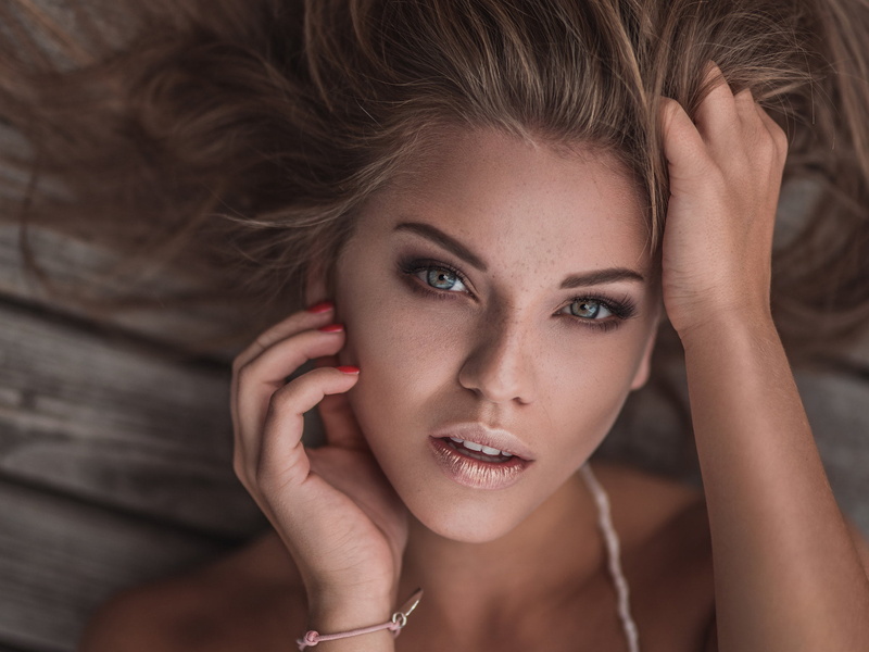 human face, fashion, beautiful woman, beauty, face, portrait, indoors, hair, one person, young women, women, hairstyle, 1080P, looking at camera, red nails