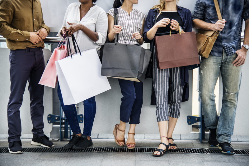 paper bags, shopping bags, real people, casual clothing, 4K, shopping bag, fashion, adult, group, men, lifestyles, bag, friendship, friends, standing