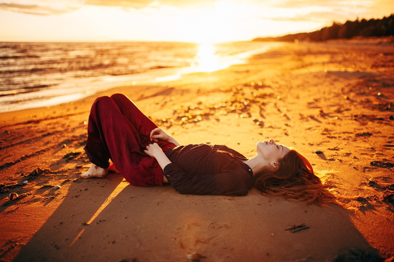hairstyle, barefoot, adult, nature, lifestyles, 720P, beauty in nature, real people, outdoors, sky, closed eyes, women, wavy hair, beach, people, long hair