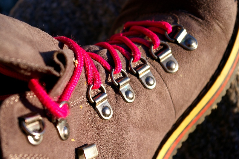 bind, red, hiking shoes, sport, rest, bracelet, clothing, trail, sit, resting place, break, no people, wanderer, shoelaces, shoelace, textile, metal, indoors
