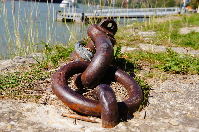 4K, pier, land, stainless, water, metal, ring, eyelet, close-up, focus on foreground, plant, day, selective focus, rusty, chain, nature, boot, sunlight