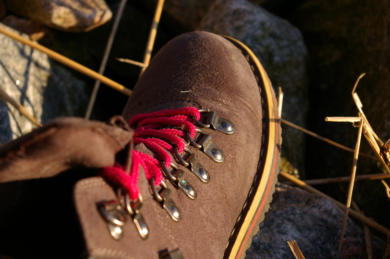 real people, high angle view, rest, human hand, click, human limb, day, outdoors, human foot, sit, hiking shoes, personal accessory, women, 2K, shoelace