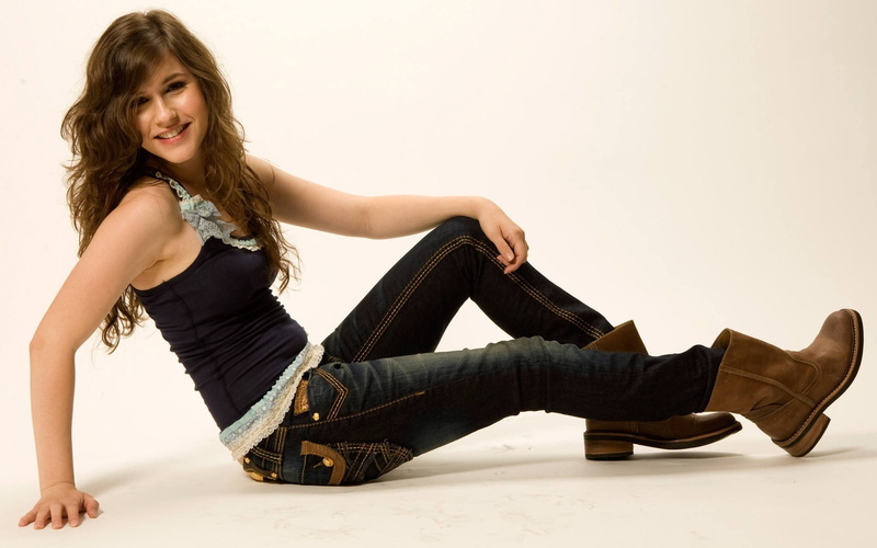 one person, 1080P, Brunette, beauty, looking at camera, happiness, women, teenager, young adult, hairstyle, indoors, shoe, Jeans, Erin sanders, portrait