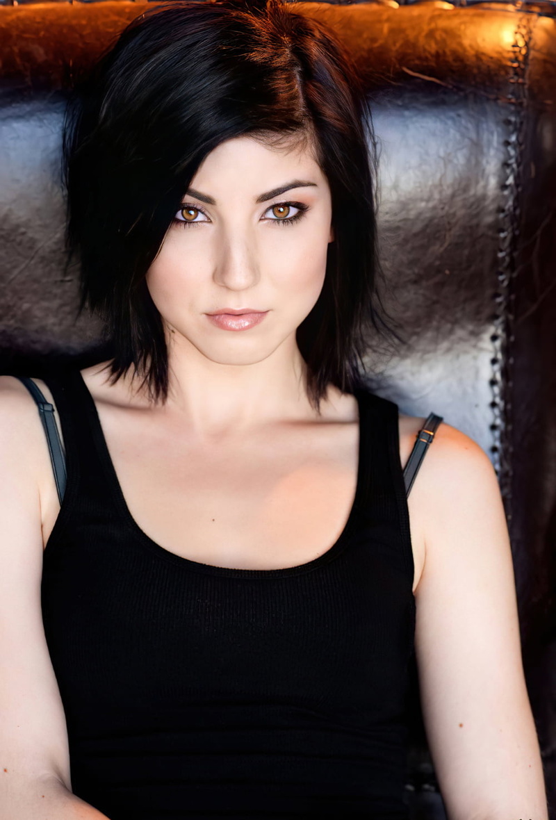 dark hair, women, brunette, actress, Briana Cuoco, 720P, short hair, women indoors