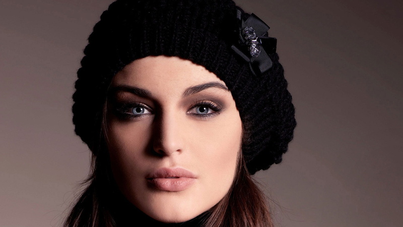 blue eyes, Lauren Budd, 1080P, looking at viewer, face, woolly hat, closeup, hat, simple background, brunette, millinery