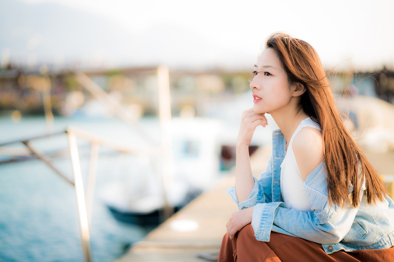 lifestyles, Asian, depth of field, looking into the distance, contemplation, brunette, women, casual clothing, sitting, leisure activity, women outdoors