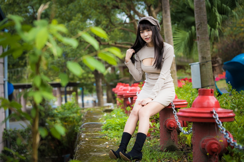 sitting, 4K, berets, branch, shoes, black hair, long hair, model, depth of field, Asian, chains, trees, grey dress, leaves, grass, women