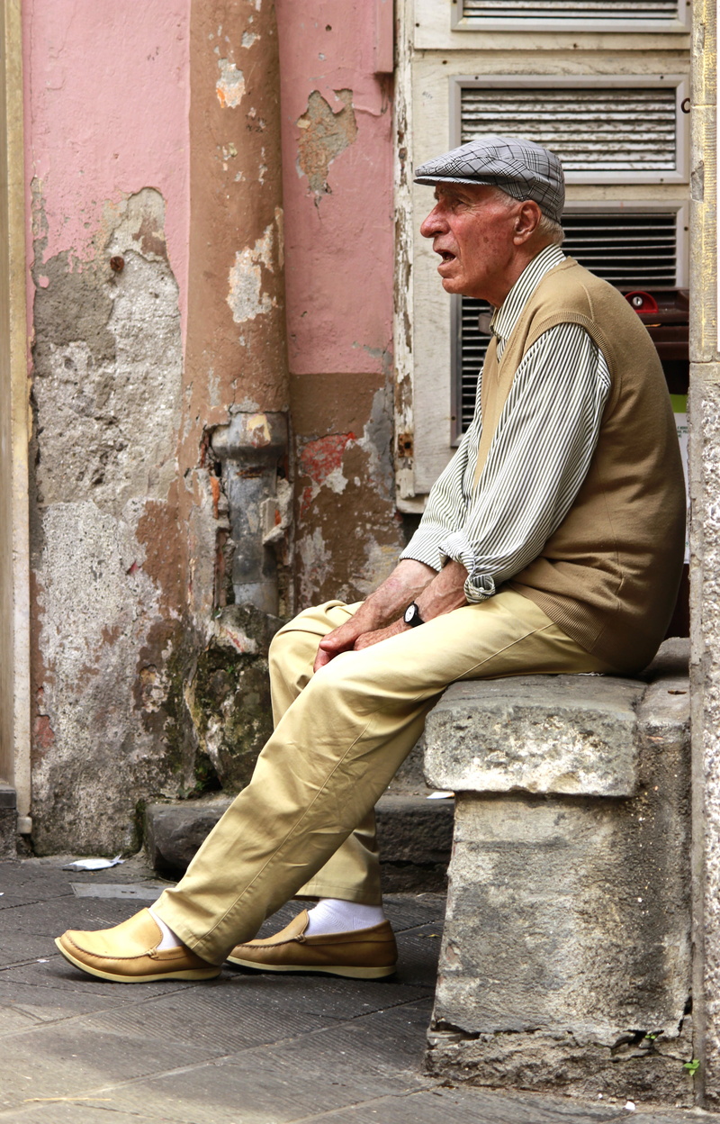 senior adult, beret, italy, one Man Only, architecture, contemplation, mature men, profile view, wall - building feature, casual clothing, outdoors, one Person