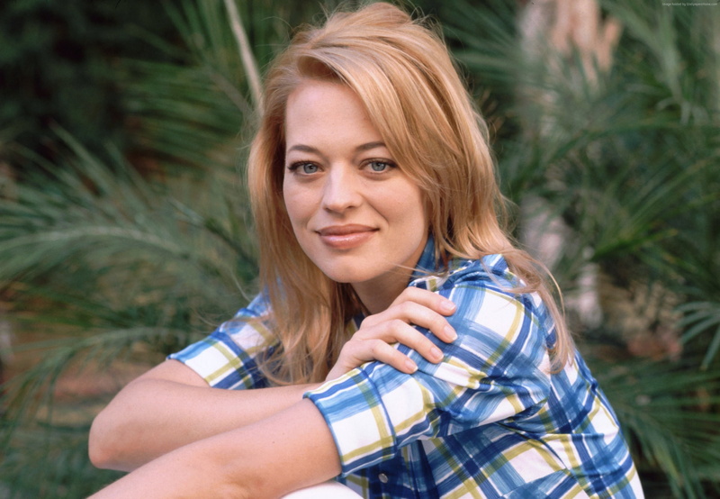 2K, Most Popular Celebs in 2015, blonde, Jeri Ryan, actress, sofa