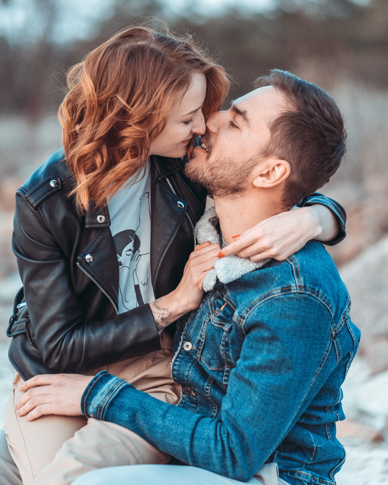 couple - relationship, dating, casual clothing, fun, men, flirting, together, togetherness, kiss, beautiful woman, couple, young women, embracing, lifestyles