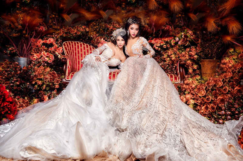 dresses, decoration, garden, sofa, outfit, wedding, 1080P, design, bride, Asian girls, luxury, Duo, sitting, two, white, a lot, Princess, roses, hem, beauty