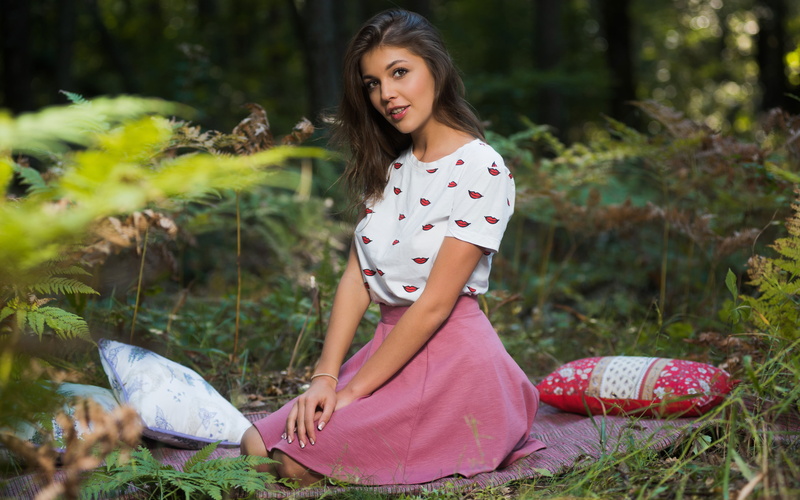 4K, forest, skirt, Monika Dee, nature, ferns, brown eyes, pillow, pink skirt, long hair, brunette, looking at viewer, women outdoors, T-shirt, model, kneeling