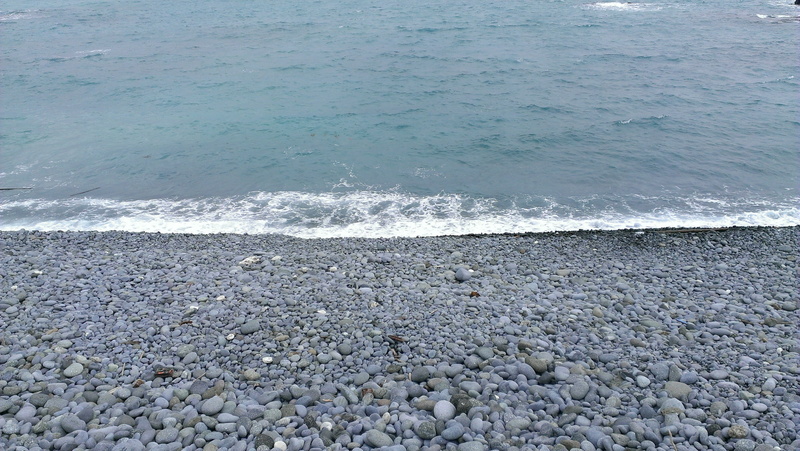 aquatic sport, rock, beauty in nature, 2K, outdoors, backgrounds, no people, high angle view, pebble, tranquility, nature, water, day, wave, stone - object
