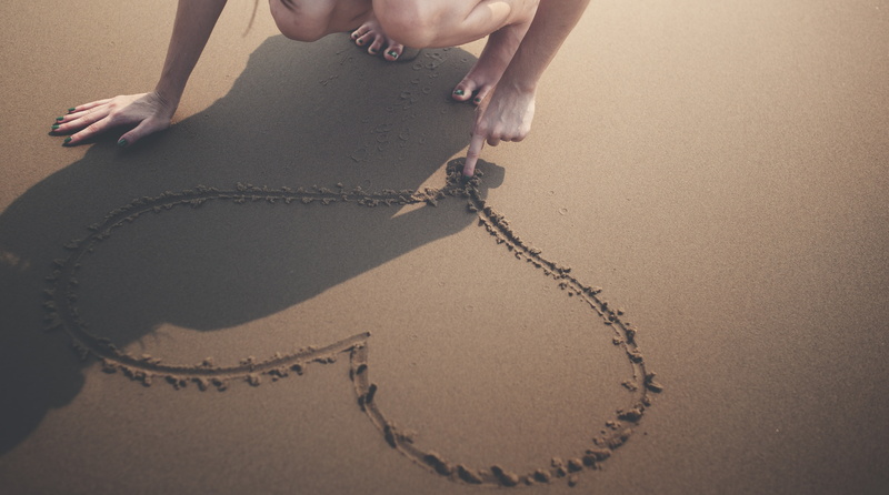 human hand, leisure, adult, Peace, land, enjoyment, hand, happiness, holding, indoors, Life, human, Shore, human foot, body part, 5K, nature, Sand, Beach