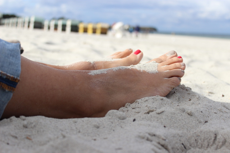 land, footprint, vacations, outdoors, human leg, feet, beach, barefoot, holiday, human foot, nature, sand, ten, bank, lifestyles, relaxation, trip, sea
