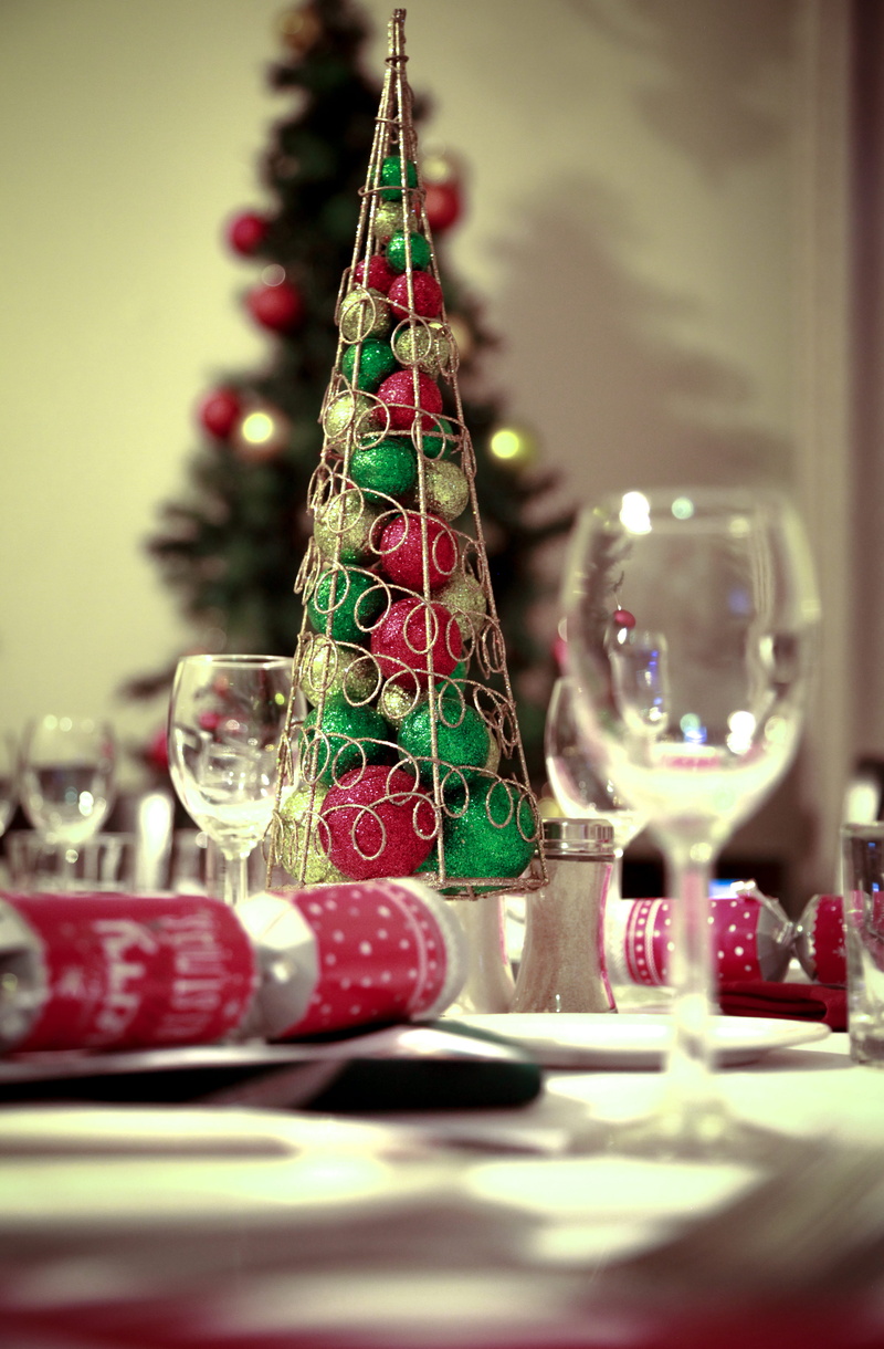 christmas dinner, christmas, table, christmas tree decoration, red, celebration event, event, table setting, no people, food and drink, setting, 5K, christmas tree