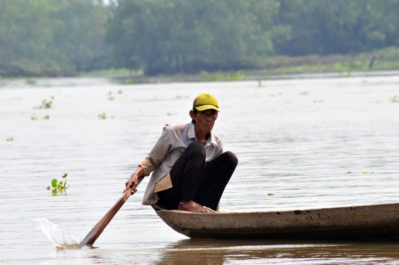 men, transportation, vietnam, travel, oar, nautical vessel, leisure activity, nature, one person, traditional, lake, day, portrait, river, real people