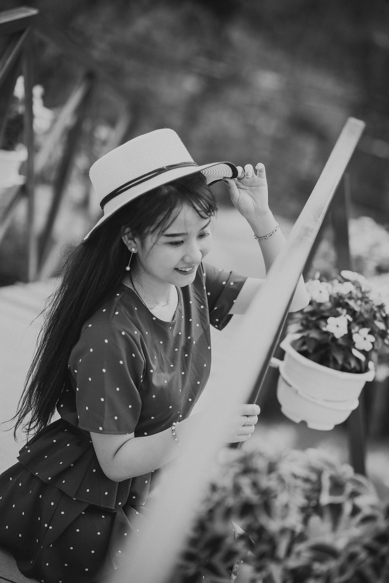 khanh steven, selective focus, 5K, adult, gái đẹp, cute, day, photography, leisure activity, three quarter length, portrait, real people, wb, one person