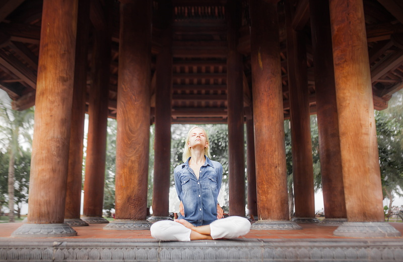 beautiful woman, hairstyle, girl, full length, lifestyles, built structure, young women, casual clothing, front view, temple, relaxation, nha trang, architectural column