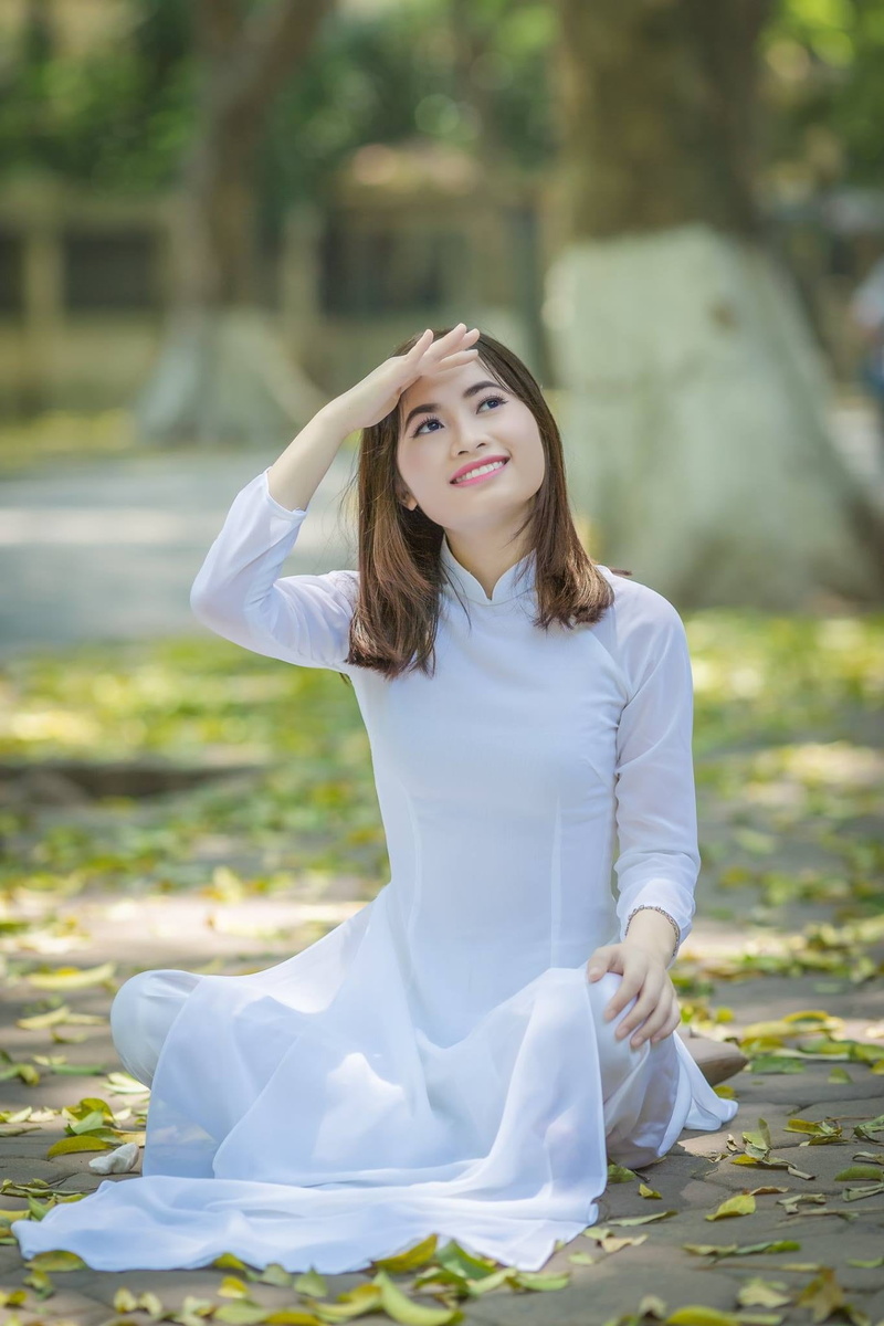 one person, adults only, one woman only, focus on foreground, lley, young women, portrait, human arm, one young woman only, leisure activity, dress, young adult