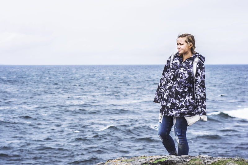 casual clothing, travel, girl travel, real people, leisure activity, horizon, full length, somber, fall, beauty in nature, atlantic ocean, land, solo travel