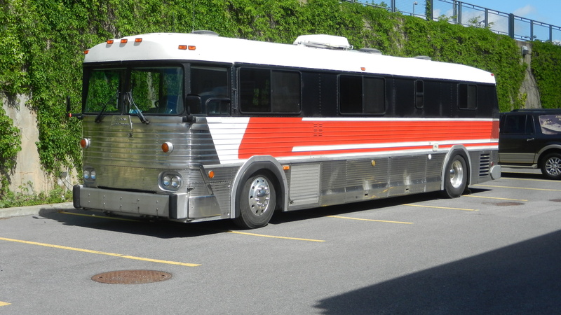 challenger, bus, marking, mode of transportation, land Vehicle, speed, truck, conveyances, motion, road, no people, coach, travel, city, mode of Transport