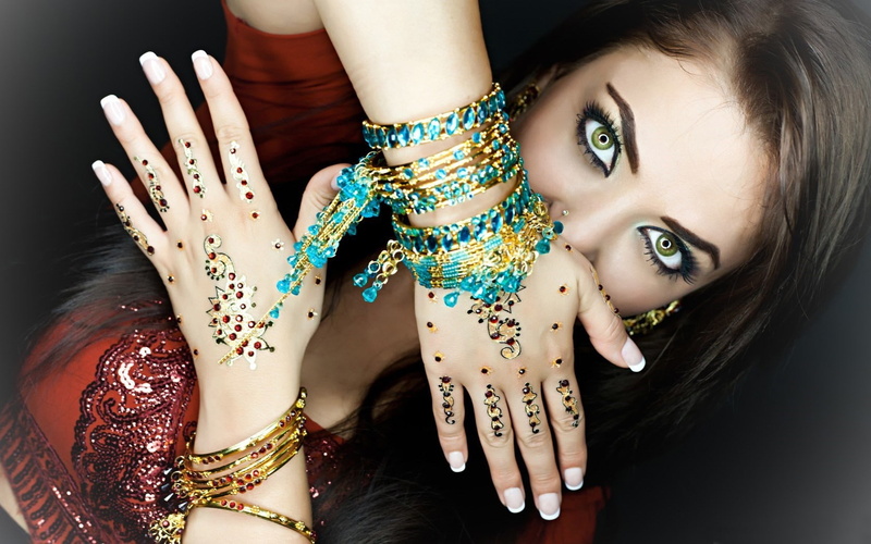 braclets, bangle, makeup, make-up, nail art, gold, young adult, beautiful woman, green, nail polish, portrait, jewelry, adult, human hand, one person