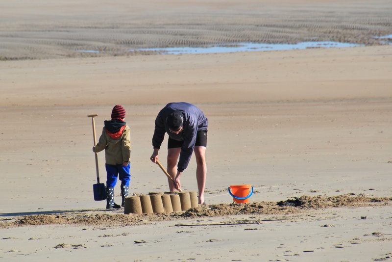 build, boy, sand beach, people, father, north sea, coast, sea, full length, water, blade, girls, outdoors, human, leisure, sand, holiday, making, castles