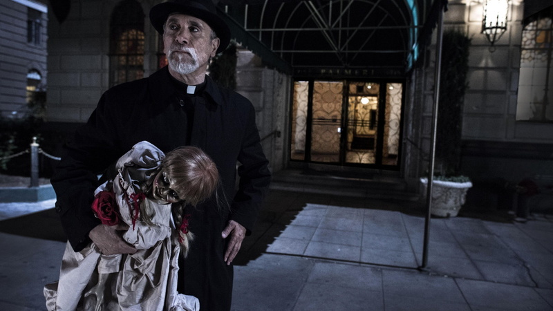 man, holding, horror, 4K, annabelle, Annabelle 2: Creation, Anthony LaPaglia