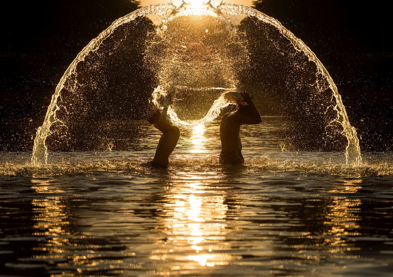 men, fun, emotion, waterfront, males, adult, water, silhouette, motion, positive emotion, reflection, splashing, sunlight, lifestyles, nature, boxing, 720P