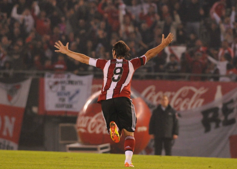 limb, Argentina, human limb, rear view, stadium, focus on foreground, spectator, baseball, real people, day, grass, player, incidental people, River Plate