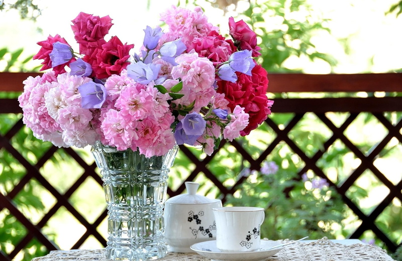 drink, nature, vulnerability, 1080P, day, plant, close-up, Roses, Bells, flowering plant, crockery, Table, cup, bunch of flowers, flower, bouquet, Vase