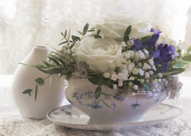 floral pattern, 1080P, flower head, purple, celebration, roses, fragility, decoration, glass - material, plant, indoors, vase, texture, leaf, beauty in nature