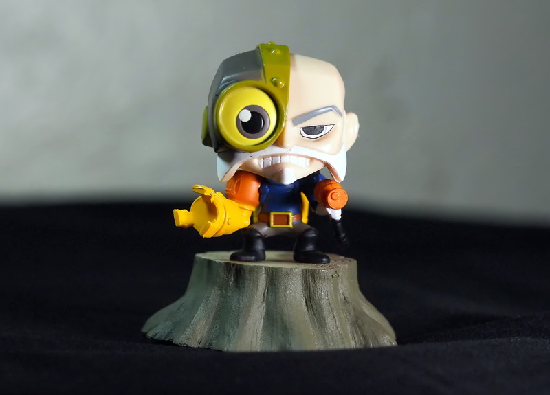 craft, art and craft, yellow, small, technology, table, single object, series, elderly, robot, old, painted, hero, man, male, selective focus, cartoon