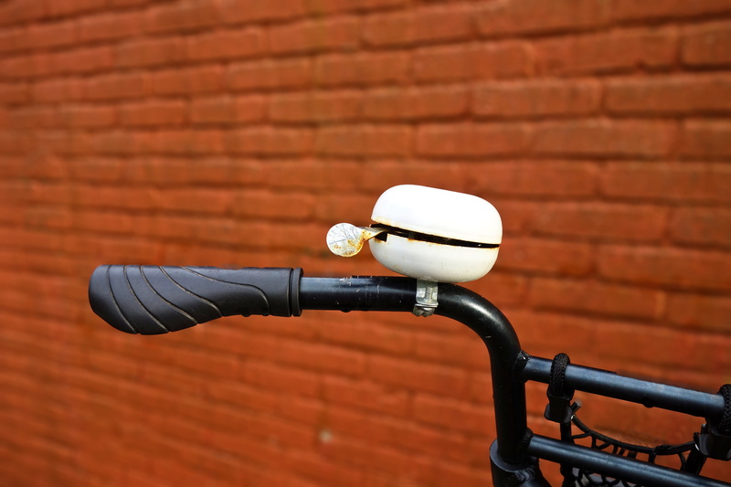white bicycle bell, transportation, wall, vintage bicycle bell, 4K, bicycle bell, handlebar, built structure, microphone, wall - building feature, selective