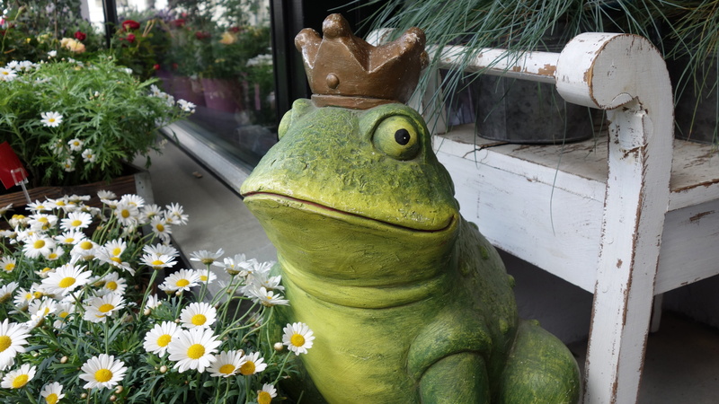 focus on foreground, freshness, green color, sculpture, animal themes, frog, king, day, no people, art and craft, close-up, nature, 5K, animal, growth