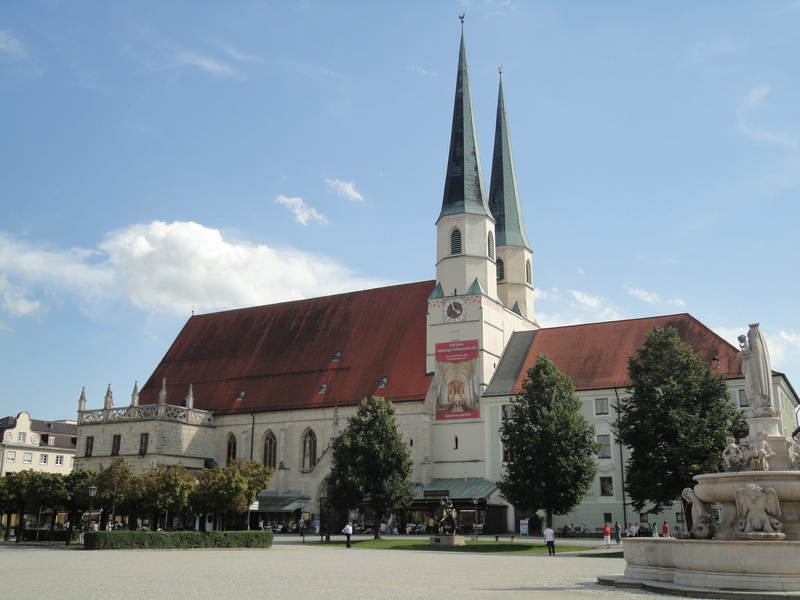 upper bavaria, alt, Collegiate Church, plant, belief, nature, outdoors, incidental people, religion, spirituality, kapellplatz, building, architecture