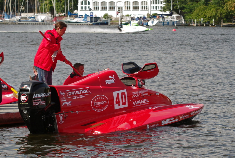 water, men, river, lifestyles, leisure activity, motor boat race, nature, waters, women, incidental people, mode of transportation, 2K, outdoors, day