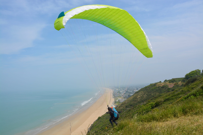 sea, lifestyles, water, land, green color, men, fun activities, beach, paraglider, wind, flight, paragliding, paragliders sky, non-urban scene, freedom