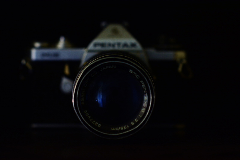 indoors, strap, single object, furniture, méxico, tuxtla gutiérrez, camera - photographic equipment, len, pentax, camera lens, black, 4K, close-up, no people
