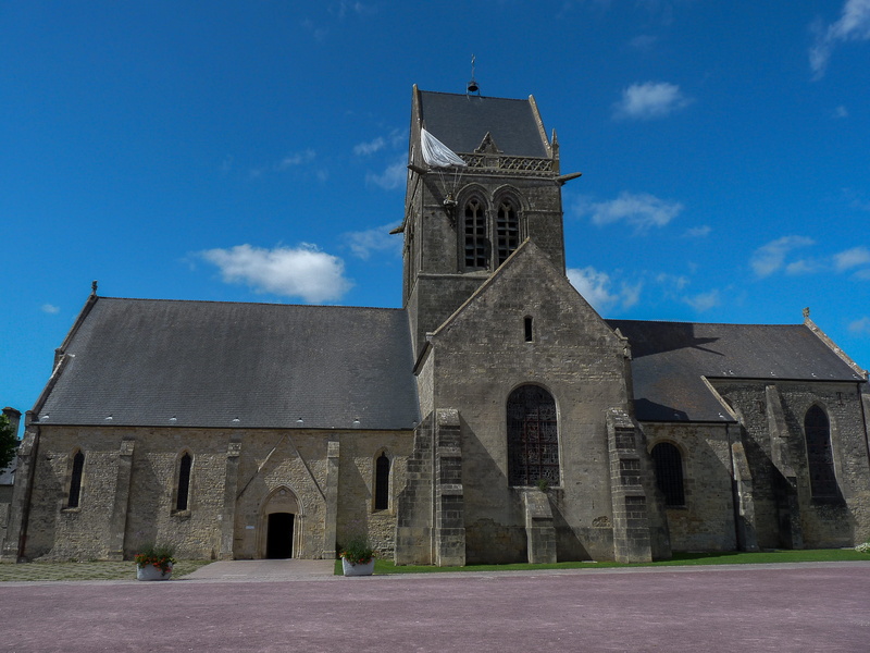 history, low angle view, religion, 2K, Holy-Mother-Church, cloud - sky, Normandy, architecture, sky, building exterior, built structure, belief, place of worship