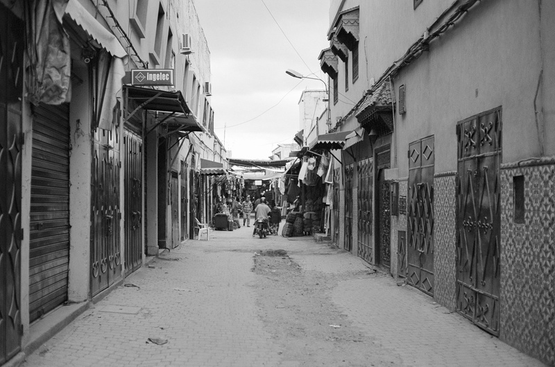 footpath, day, medina, no people, gx, street, marrakesh, outdoors, yashica, electro 35, building exterior, diminishing perspective, analog, the way forward